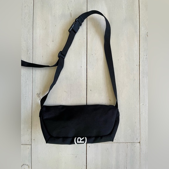 Levi’s logo sling crossbody bag - Picture 2 of 10